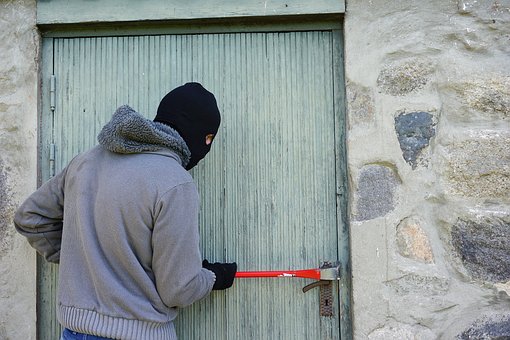 En este momento estás viendo Sin freno los robos a casa habitación, protégete con seguridad residencial privada